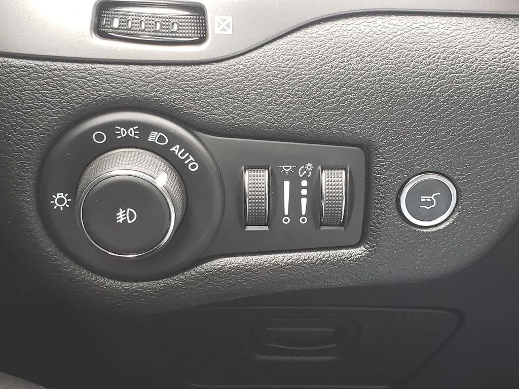 Certified Used 2021 Slate Blue Pearlcoat Jeep Latitude Lux image 21