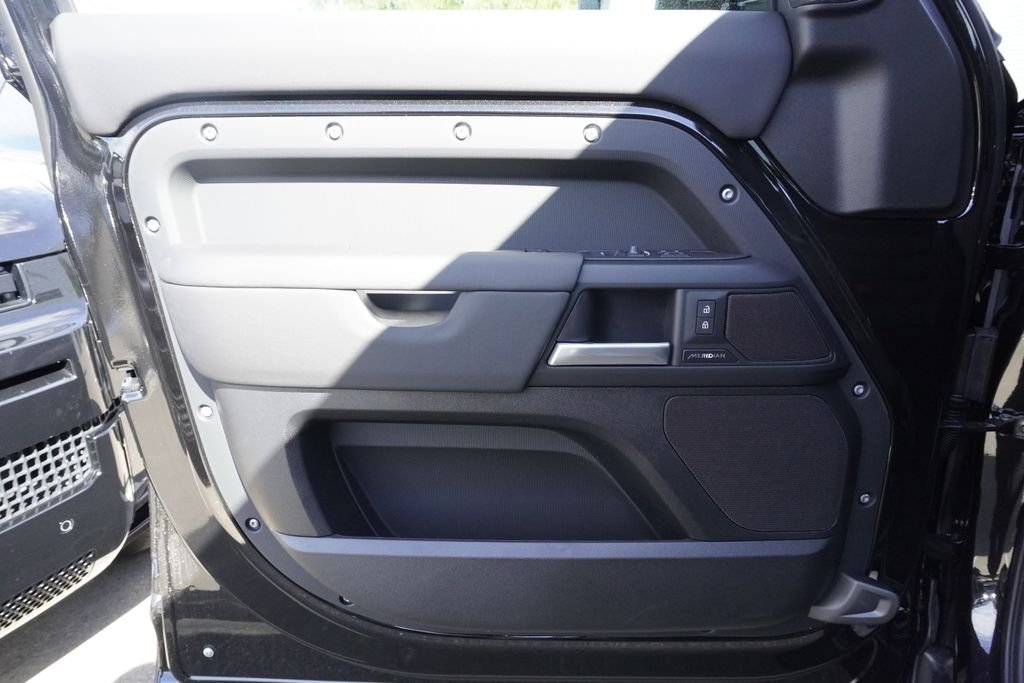 New 2026 Santorini Black Land Rover S image 17
