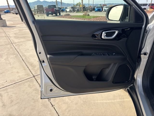 New 2026 Silver Zynith Metallic Clear-Coat Exterior Paint Jeep Latitude image 17
