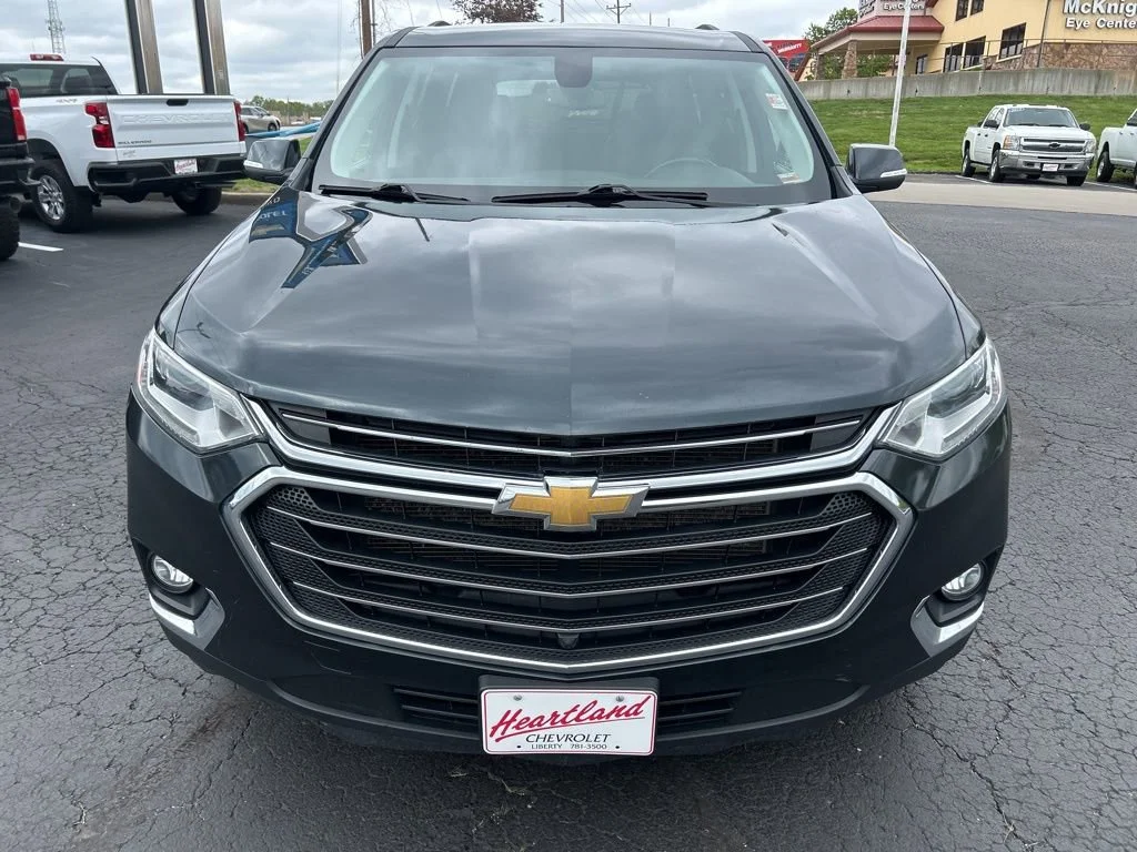 Used 2021 Chevrolet Traverse 3LT with VIN 1GNERHKW5MJ217160 for sale in Kansas City