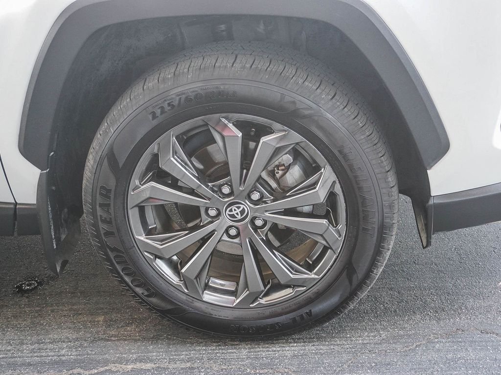 Used 2022 White Toyota XLE Premium image 9