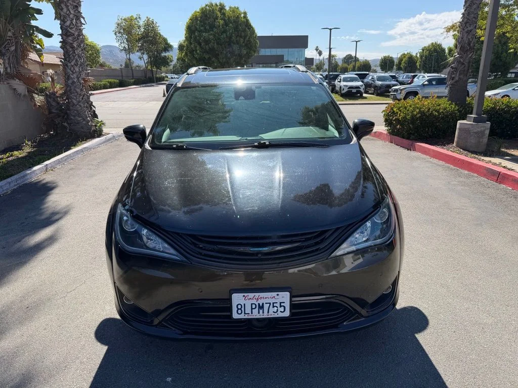 Used 2019 Black Chrysler Limited image 2