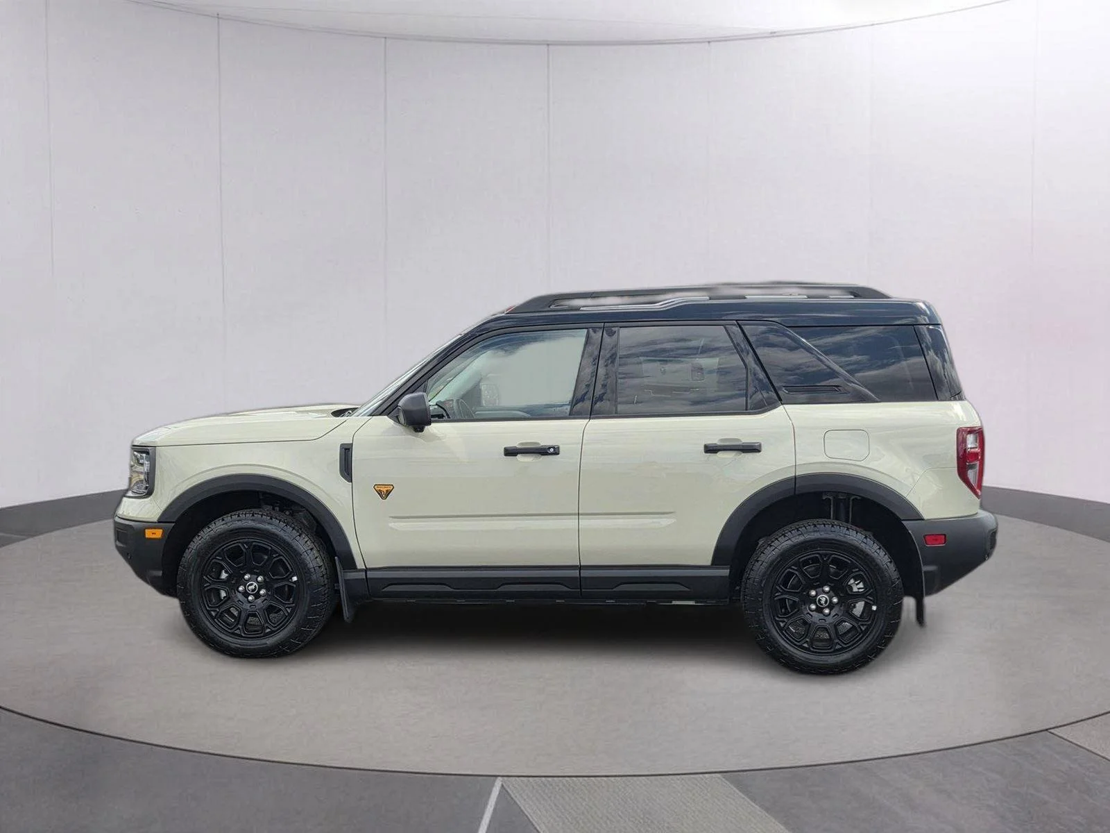 Used 2025 Desert Sand Ford Badlands image 8