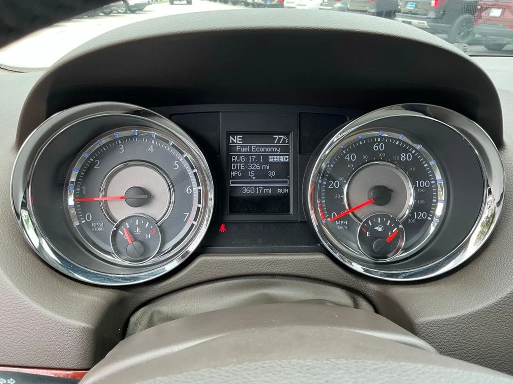 Used 2014 White Chrysler Touring-L image 32