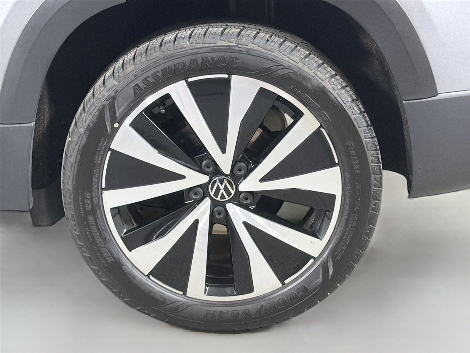 Used 2023 Pyrite Silver Metallic Volkswagen SE image 27
