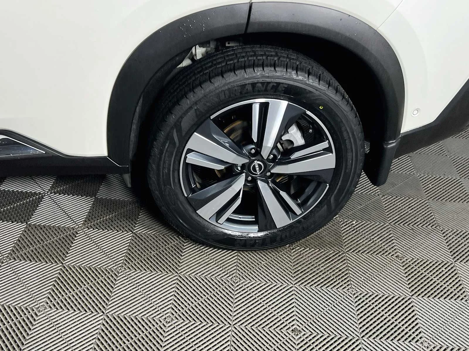 Used 2023 Pearl White Tricoat Nissan SL image 32