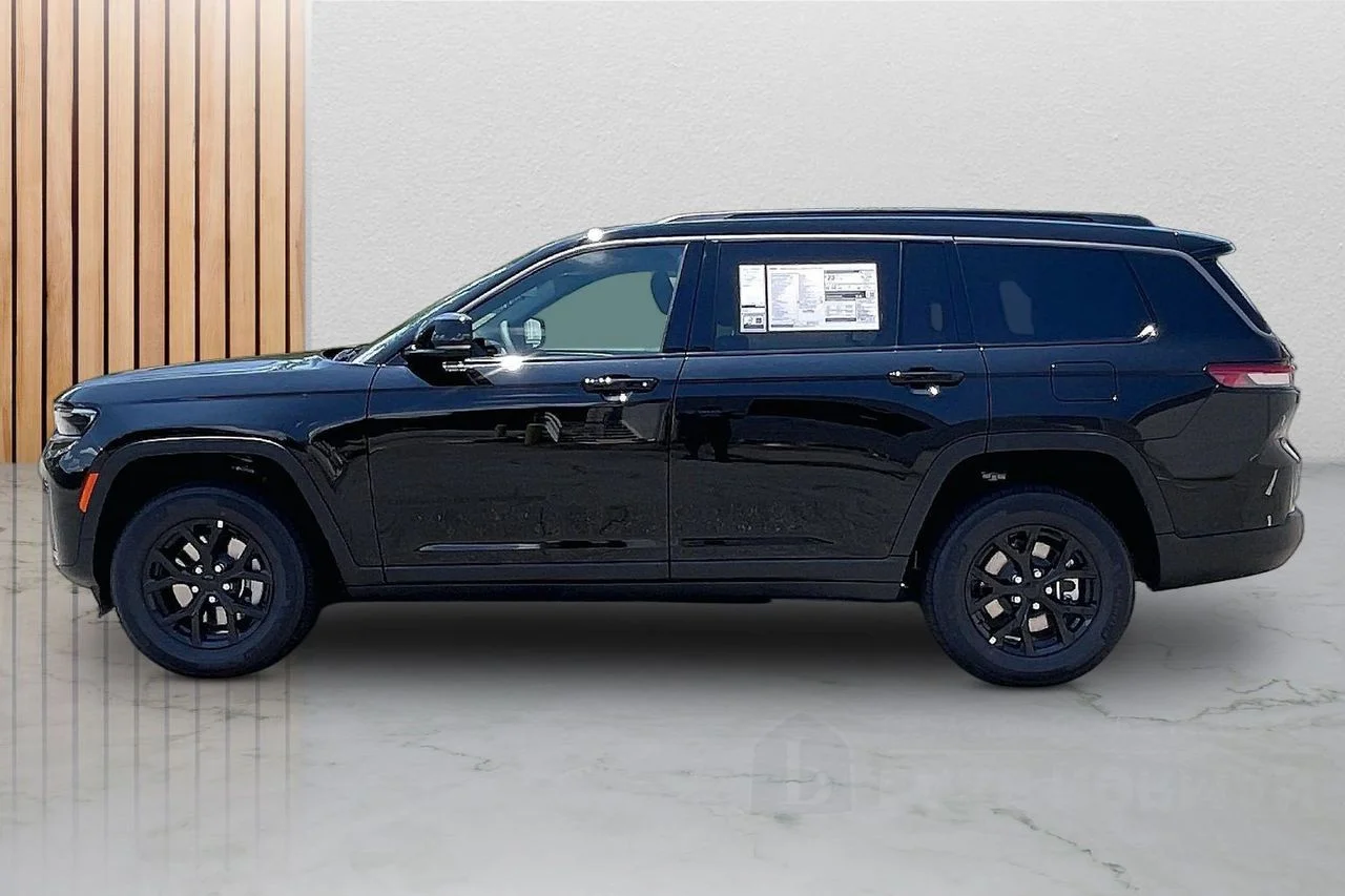 New 2026 Diamond Black Crystal Pearl-Coat Exterior Paint Jeep Altitude image 6