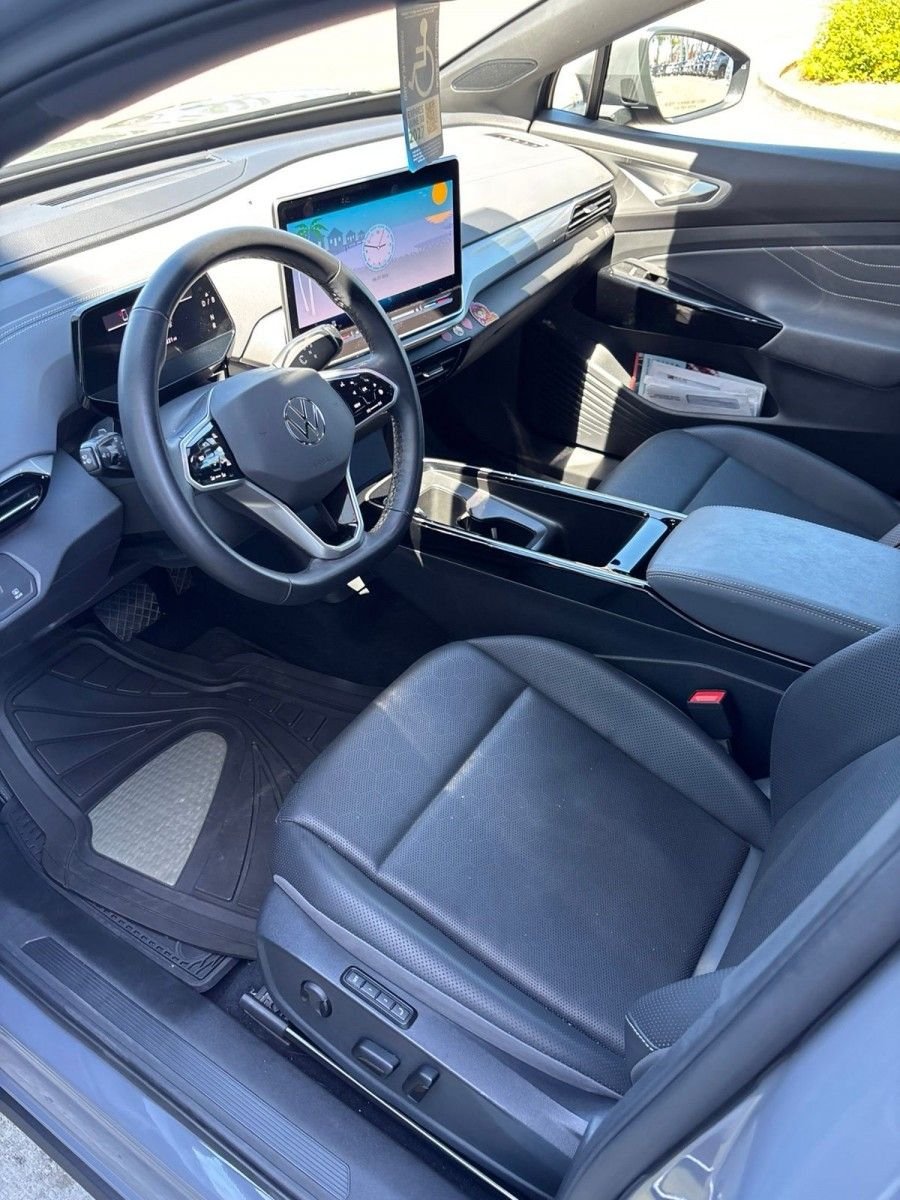 Certified Used 2025 Black Volkswagen Pro S image 6