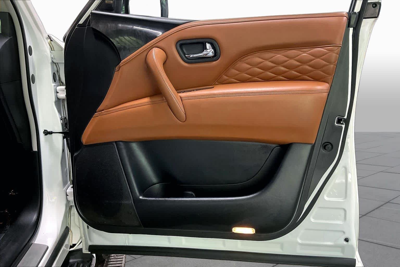 Used 2019 Moonstone White INFINITI LUXE image 23