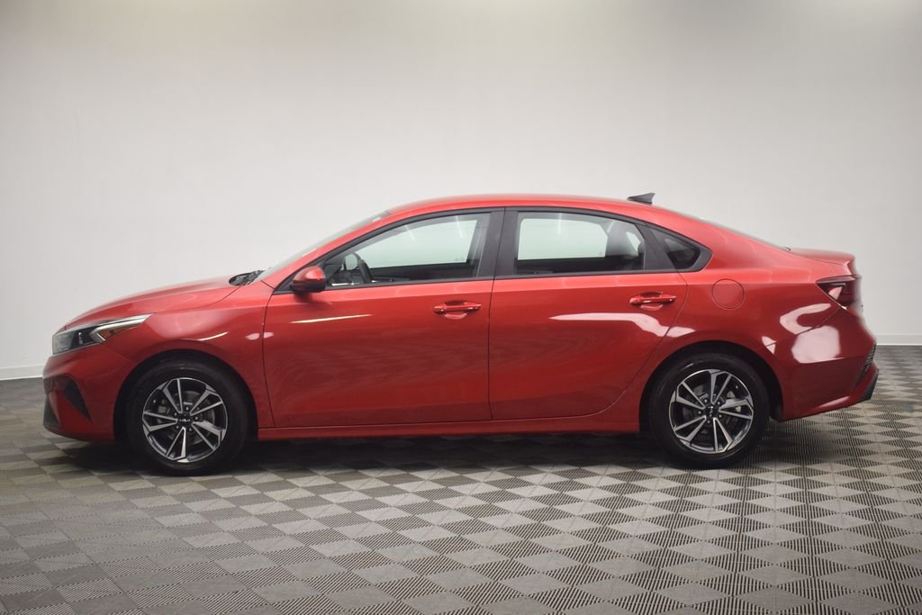 Used 2024 Currant Red Kia LXS image 9