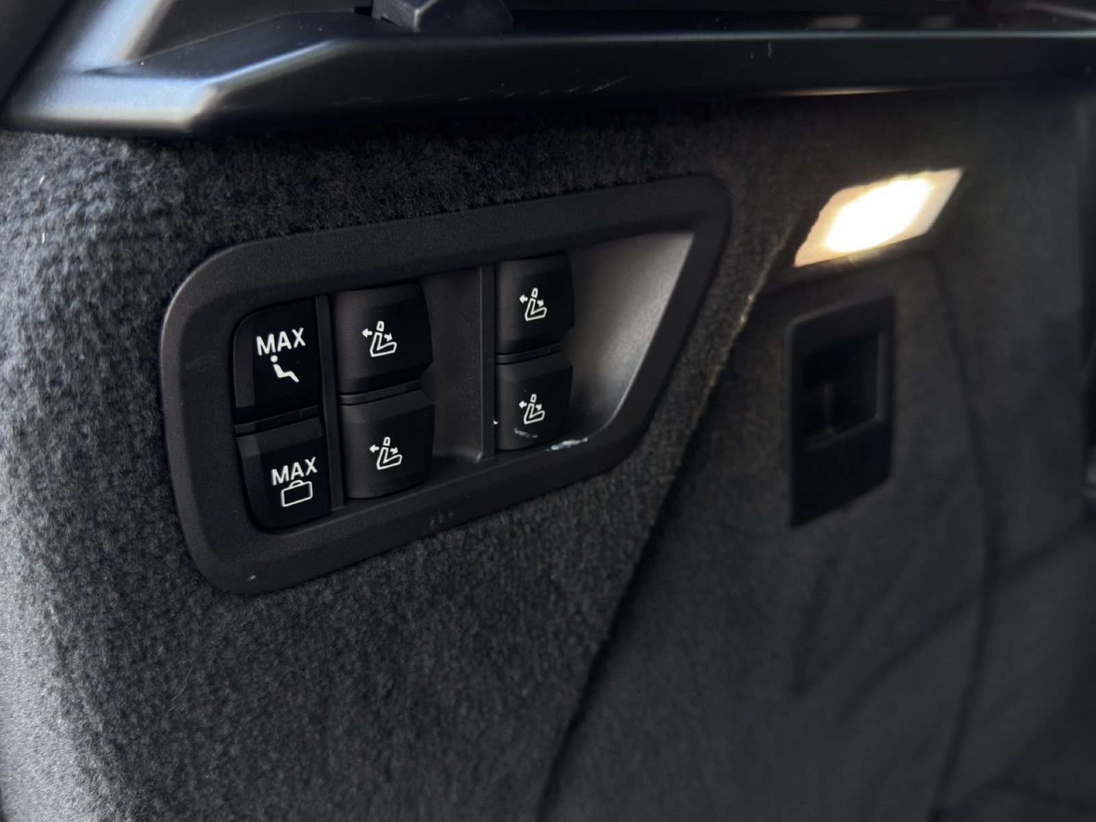 Used 2022 Black BMW M50i image 32
