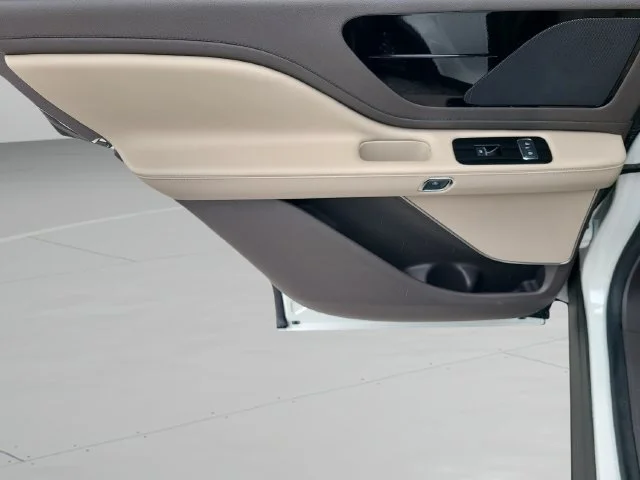 Used 2022  Lincoln Standard image 20