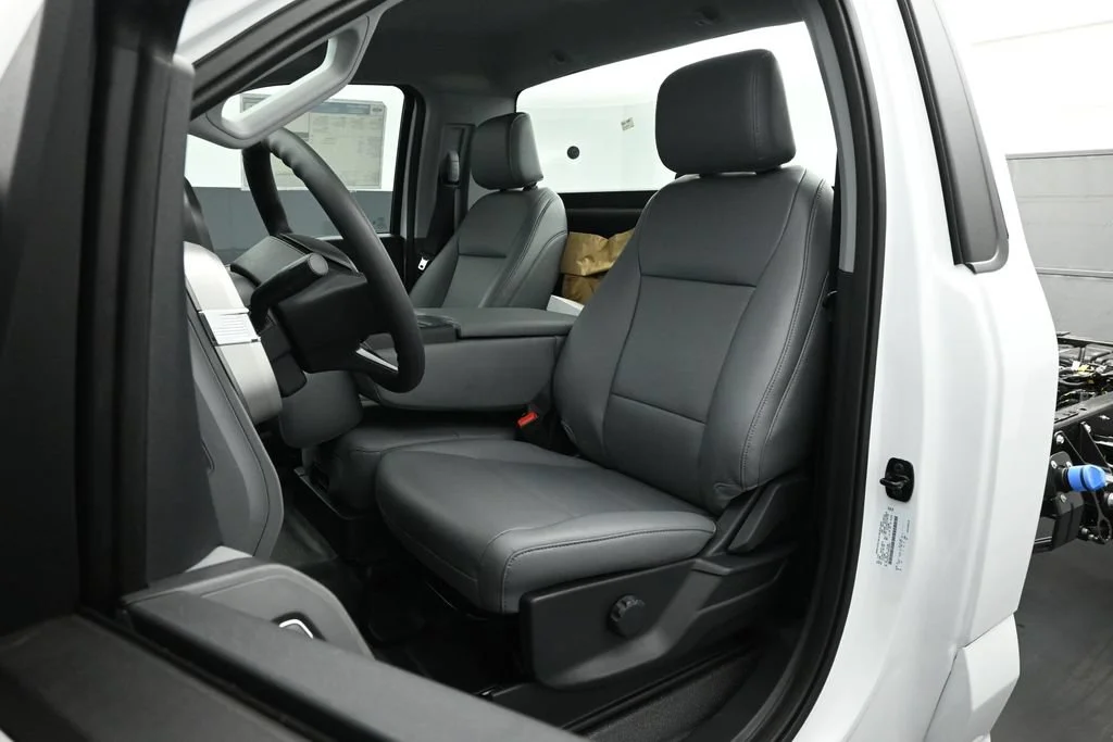 New 2026 Oxford White Ford XL image 9