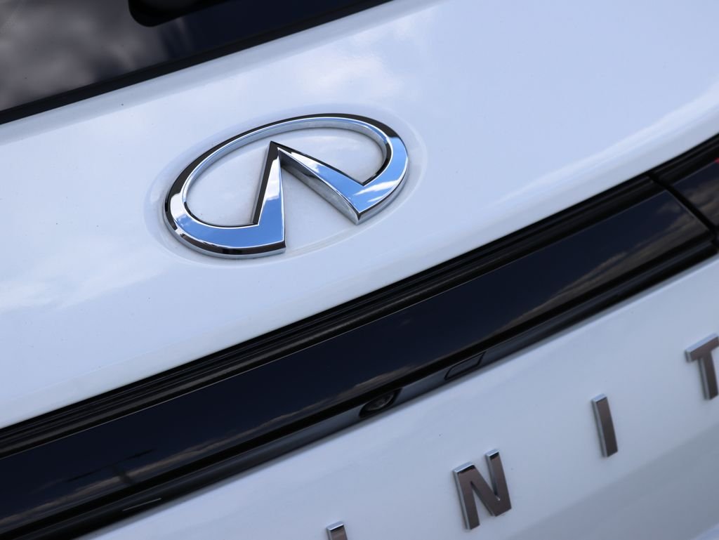 Used 2023 White INFINITI LUXE image 30
