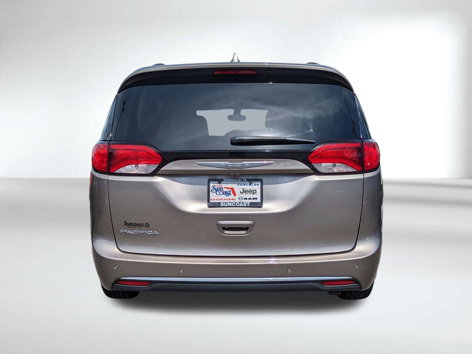 Used 2018 Silver Chrysler Touring L image 6