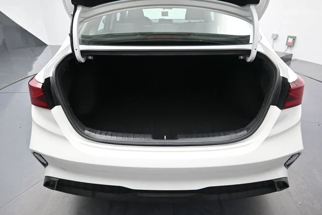 Used 2022 Snow White Pearl Kia LXS image 19