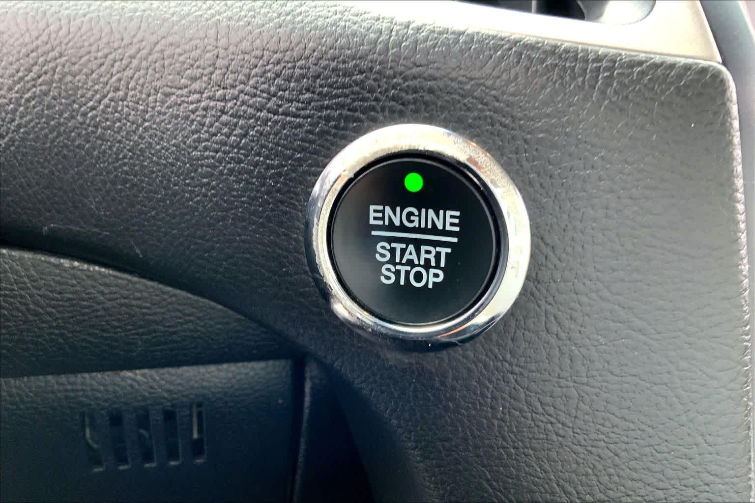 Used 2022 Oxford White Ford SEL image 31