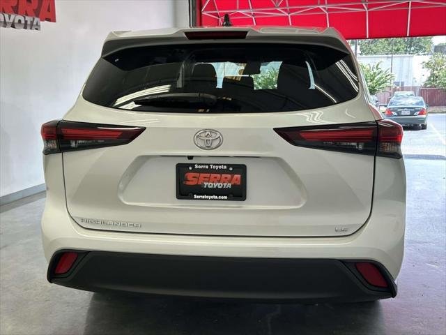 Certified Used 2025 WIND CHILL PEARL Toyota  image 4