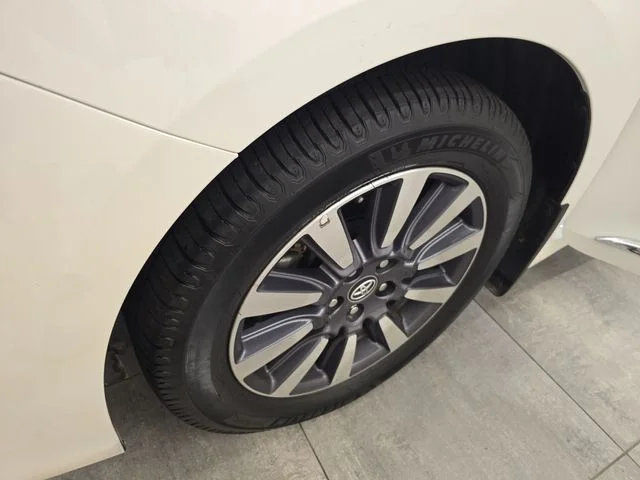 Used 2020 Blizzard Pearl Toyota Limited Premium image 39