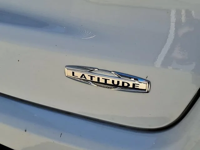 Used 2024  Jeep Latitude image 25