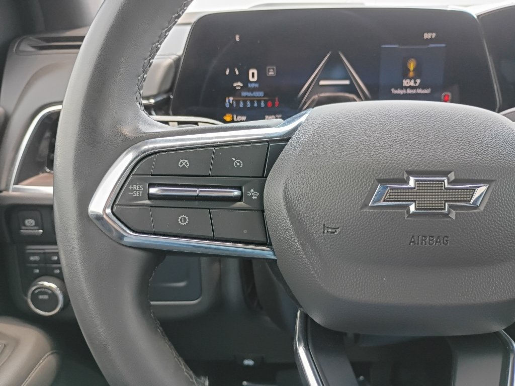 Used 2025 Gray Chevrolet Z71 image 28