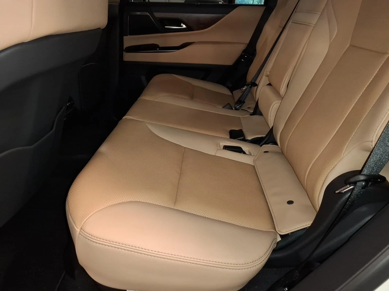New 2026 White Lexus 700h Luxury image 12