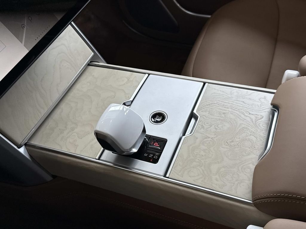 New 2026 Icy White Land Rover SV Signature Suite image 5