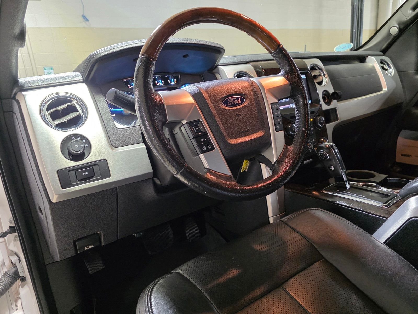 Used 2013 White Platinum Clearcoat Metallic Ford Platinum image 18
