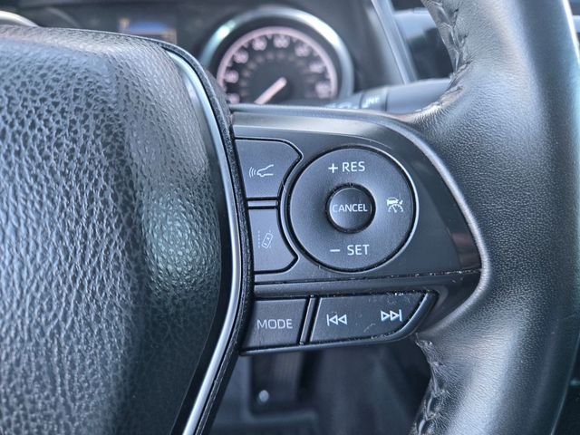 Used 2018 Silver Toyota SE image 18