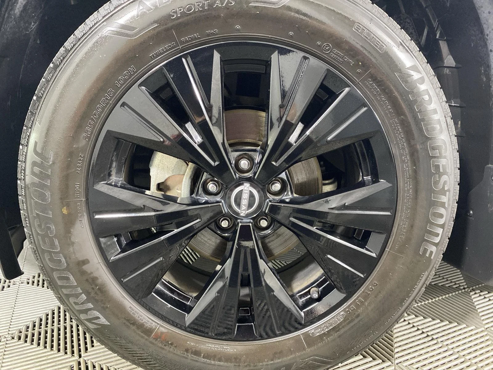Used 2023 Pearl White Tricoat/Super Black Nissan SV image 12