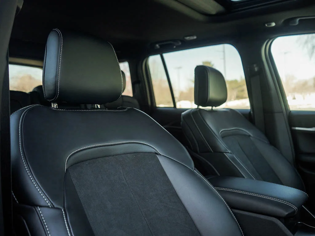 New 2026 Diamond Black Crystal Pearlcoat Jeep Altitude image 11