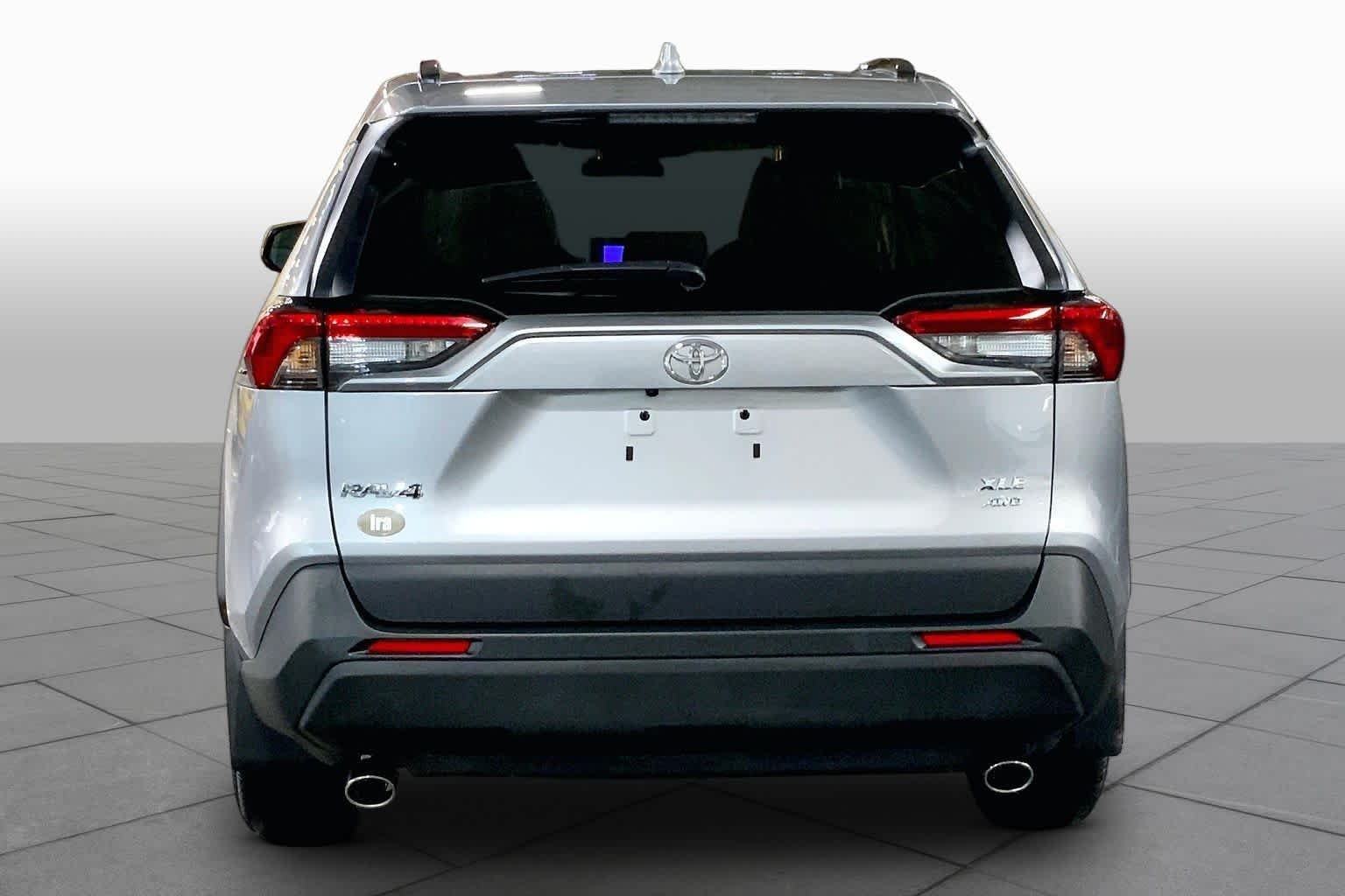 2025 Toyota RAV4 XLE - Photo 9