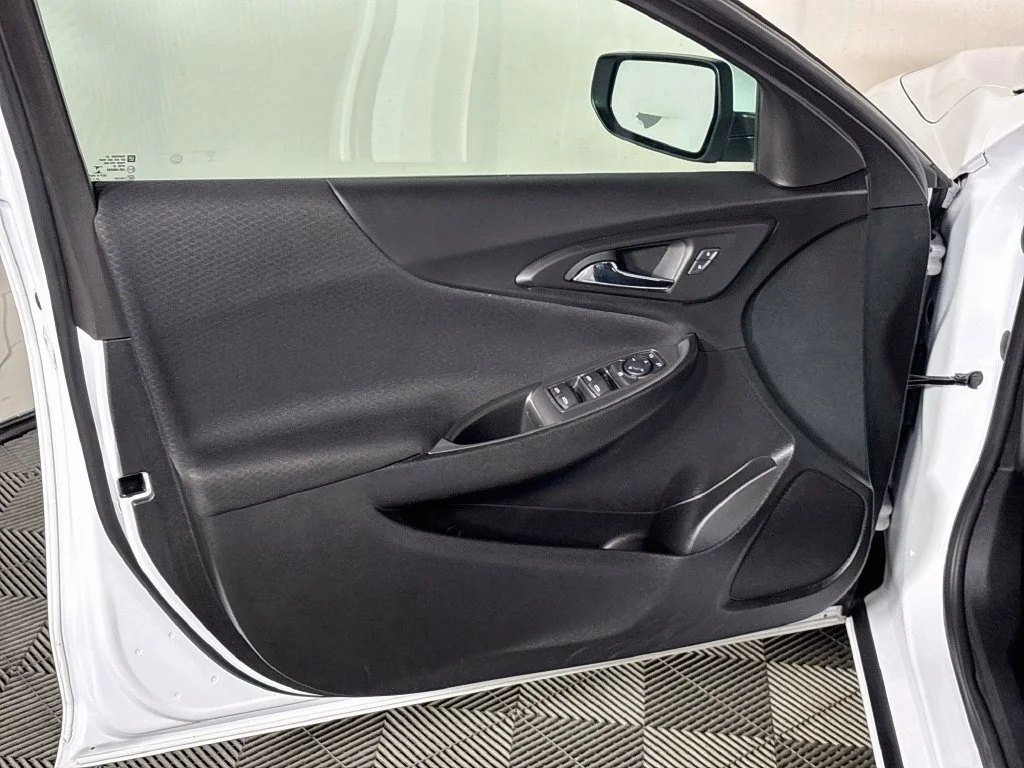 Used 2025 White Chevrolet LT image 10