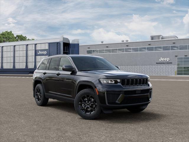 New 2026 Diamond Black Crystal Pearl-Coat Exterior Paint Jeep Laredo Altitude image 31