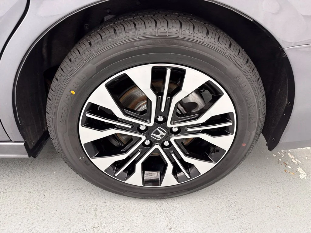 2025 Honda Odyssey ELITE Minivan Slide 30