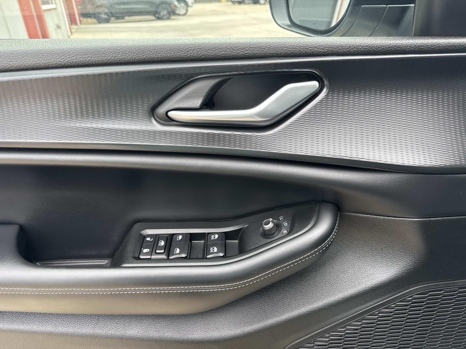 Used 2024 Silver Zynith Jeep Laredo image 19