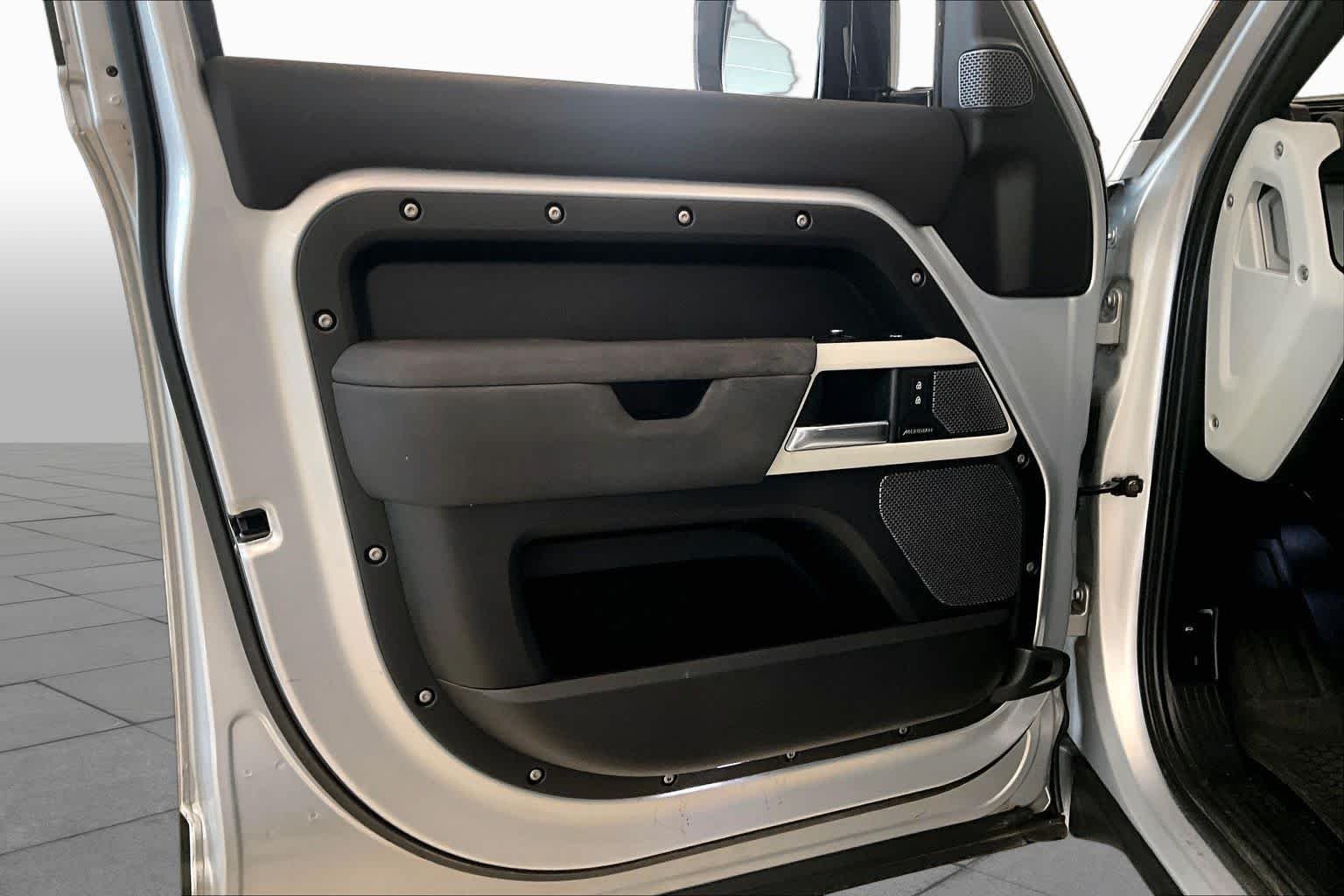 Used 2022 Hakuba Silver Metallic Land Rover  image 21
