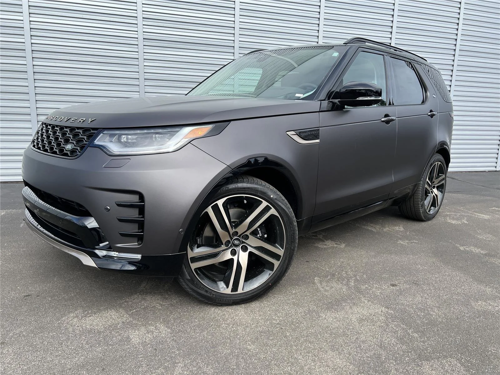 2026 Land Rover Discovery P360 Tempest Edition's photo