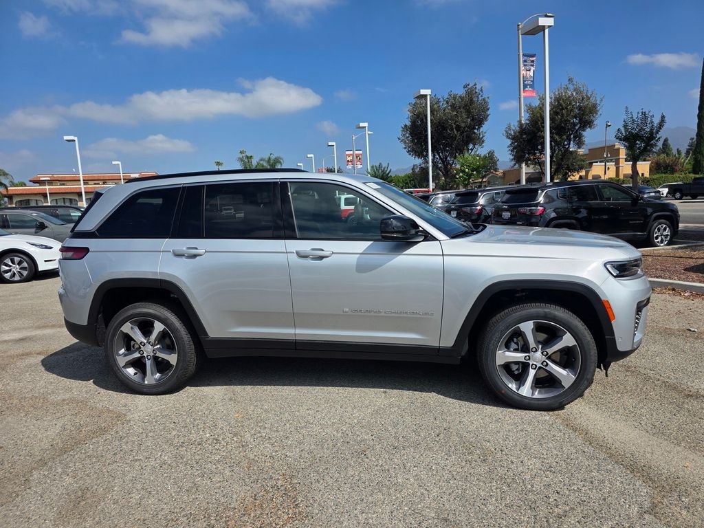 New 2026 Silver Zynith Exterior Paint Jeep Limited image 3