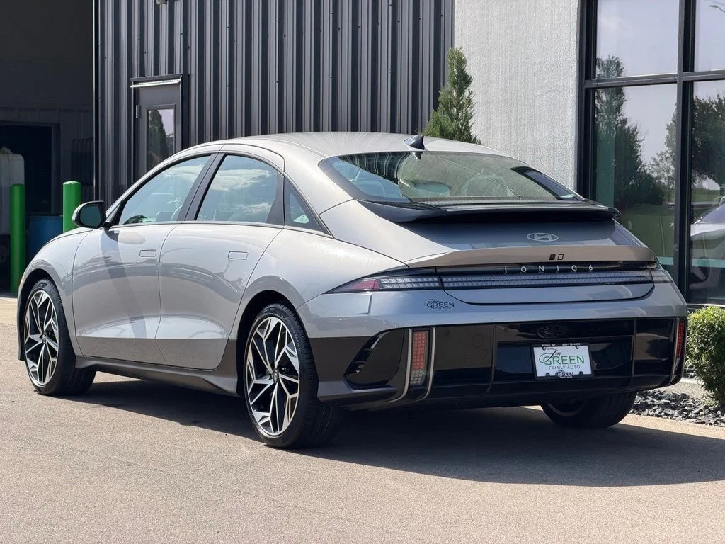 Used 2024 Silver Hyundai SEL image 3