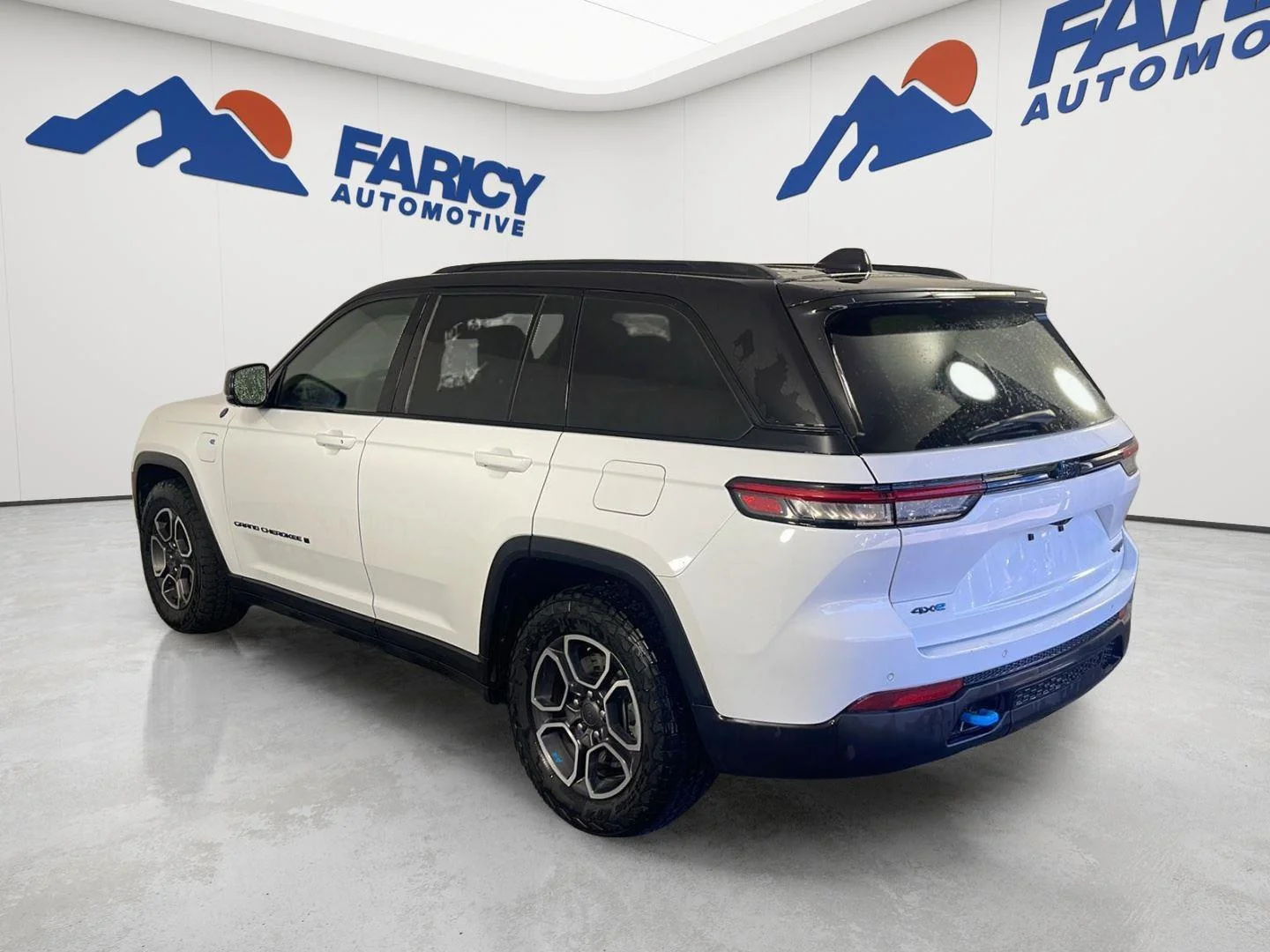 Used 2024 Bright White Clearcoat Jeep Trailhawk image 9
