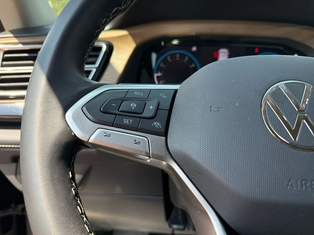 Used 2025  Volkswagen 2.0T SE w/Technology image 24