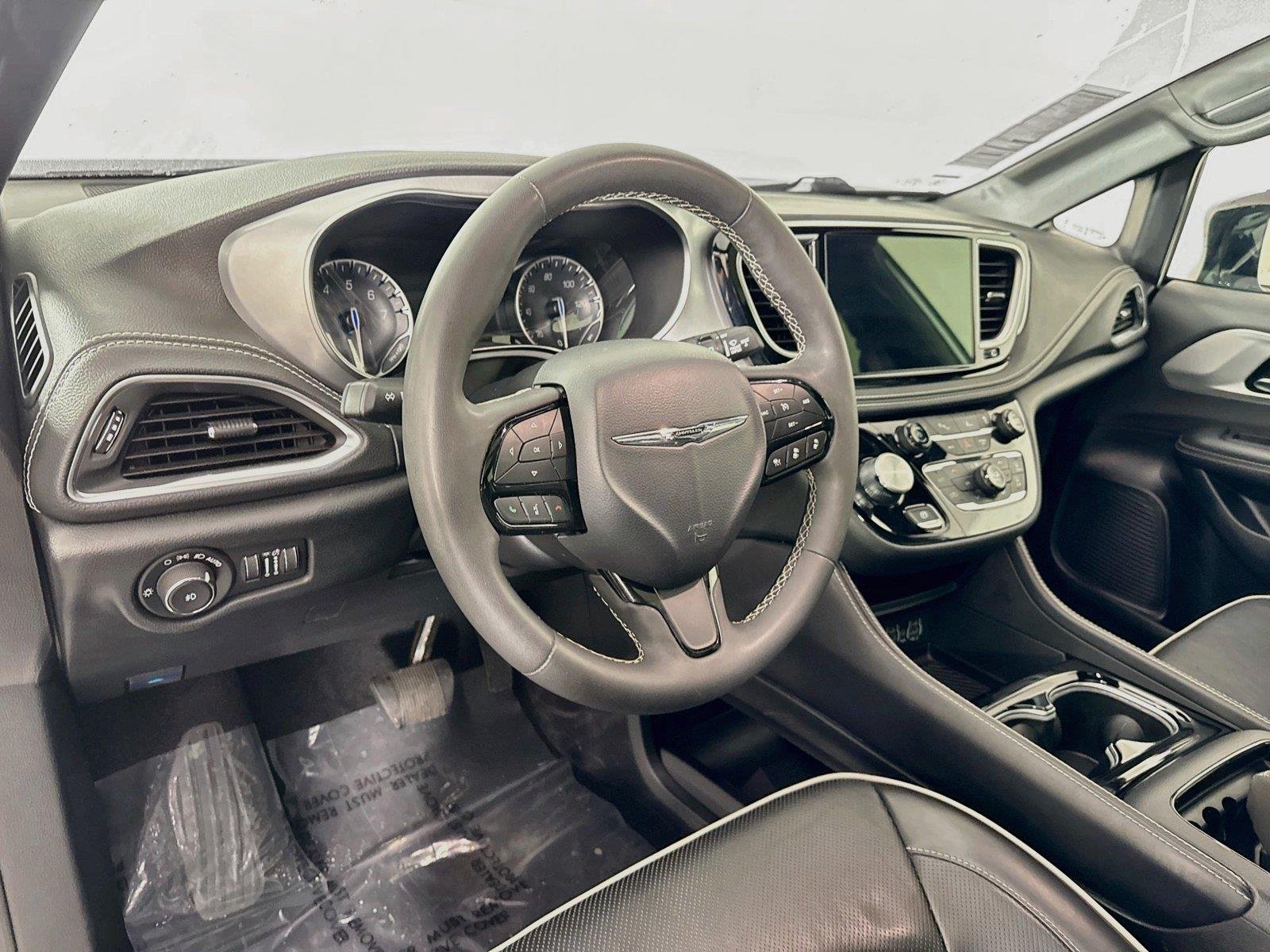 Used 2025 Bright White Clearcoat Chrysler Limited image 4