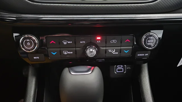 New 2026 Diamond Black Crystal Pearl-Coat Exterior Paint Jeep Latitude image 17
