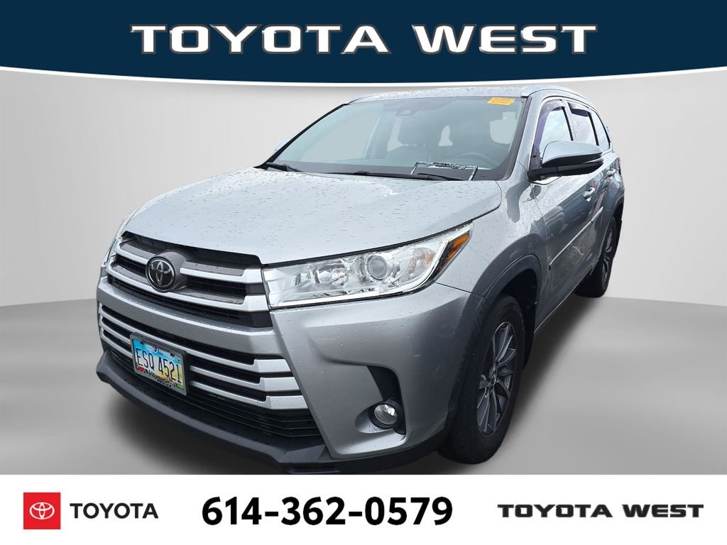Used 2018 Silver Toyota XLE image 3