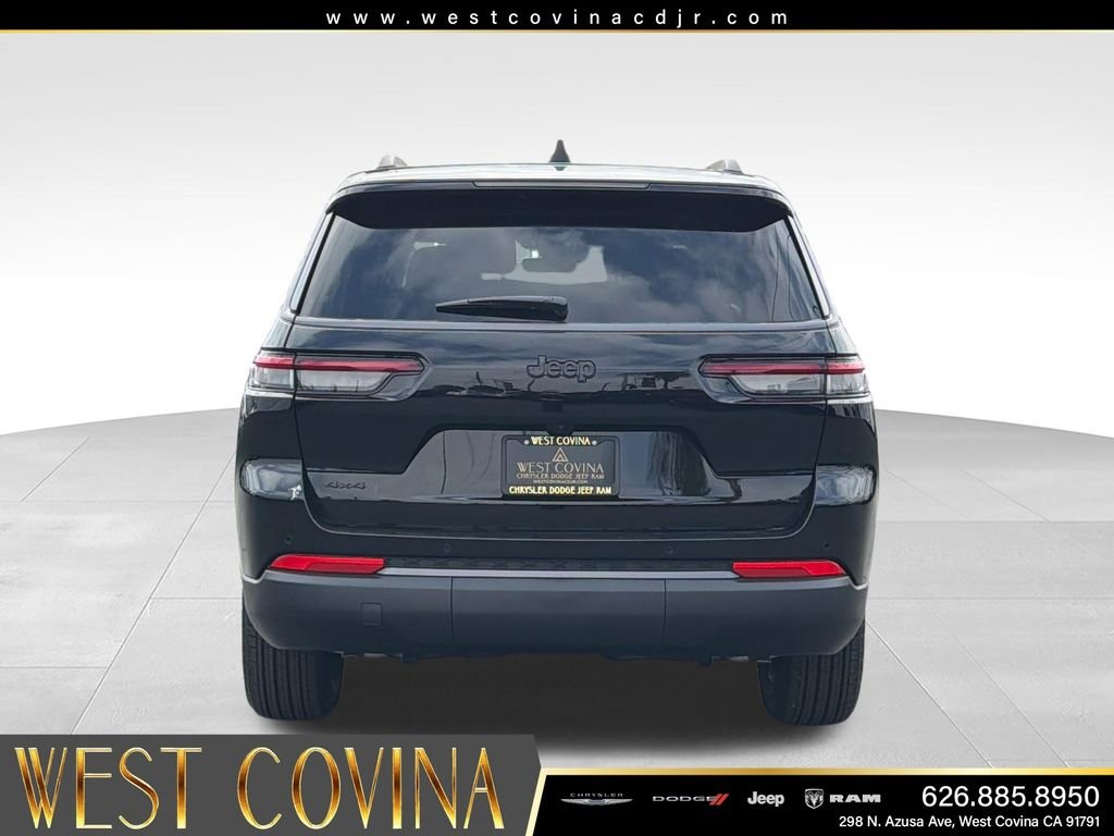 New 2026 Diamond Black Crystal Pearl-Coat Exterior Paint Jeep Altitude image 4