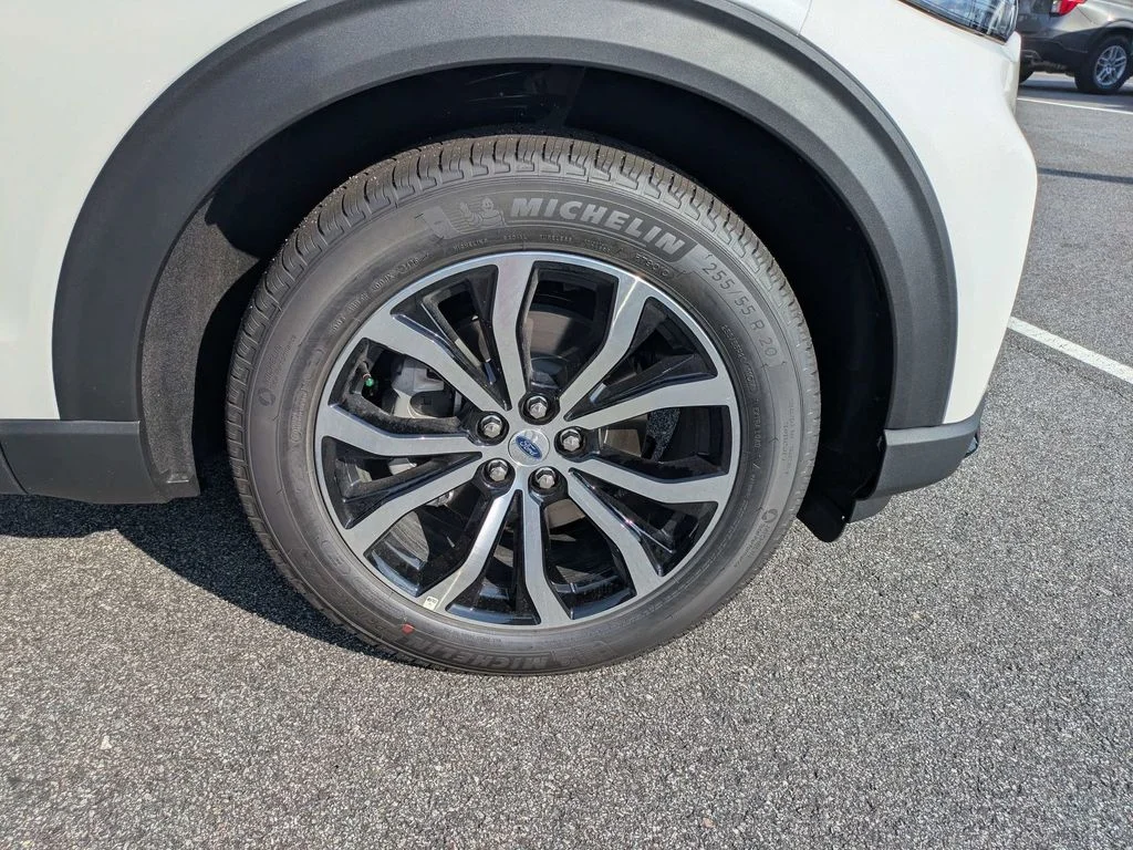 New 2026 Star White Metallic Tri-Coat Ford ST-Line image 11