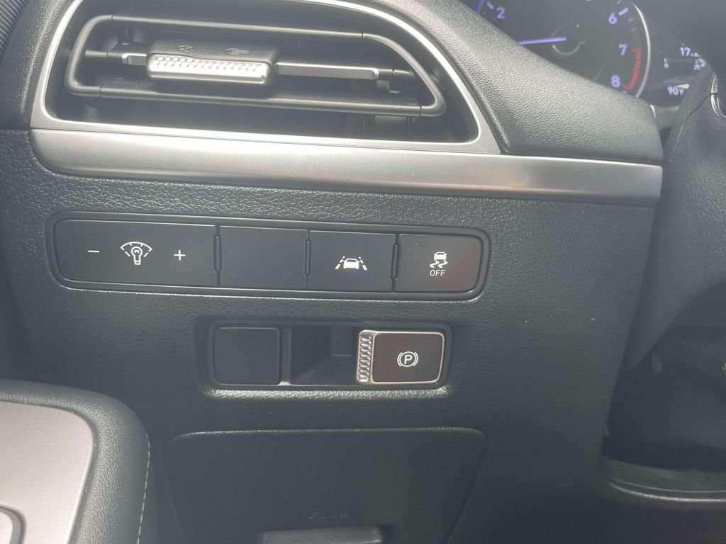 Used 2020 Green Hyundai SE image 21