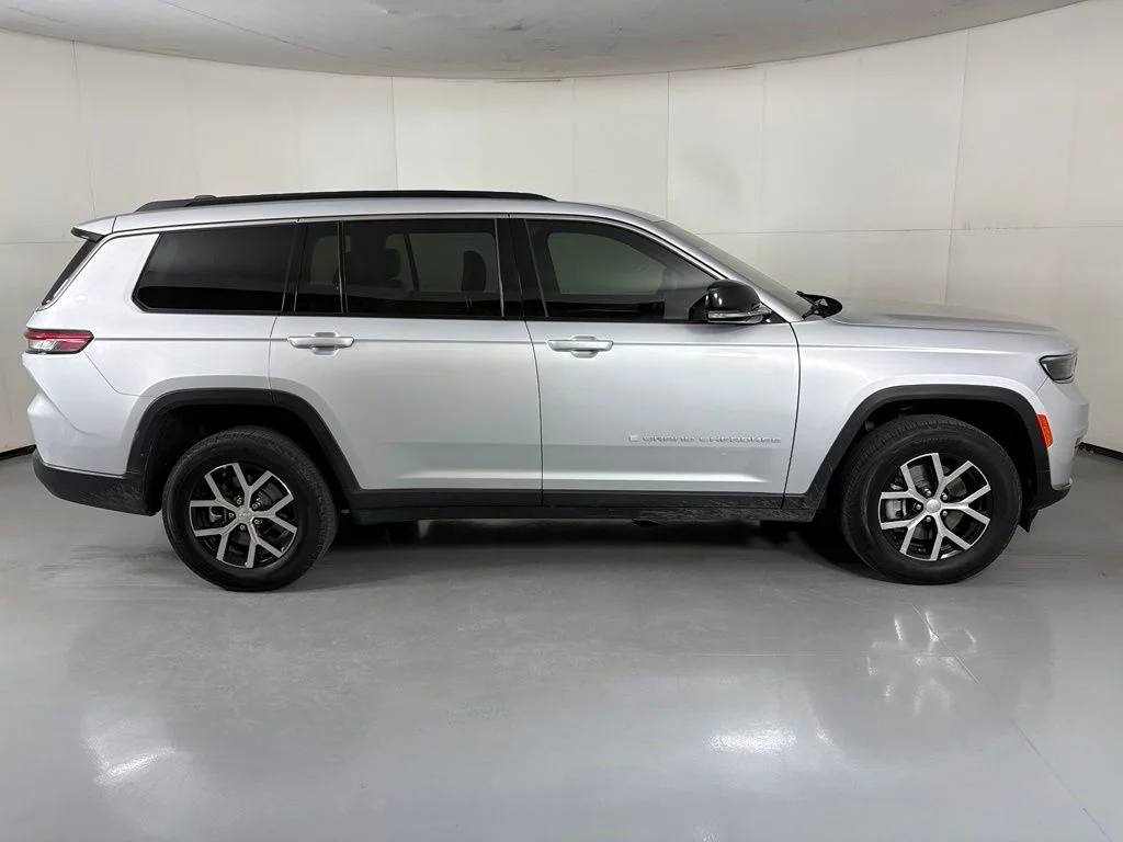 Used 2024 Silver Jeep Limited image 9