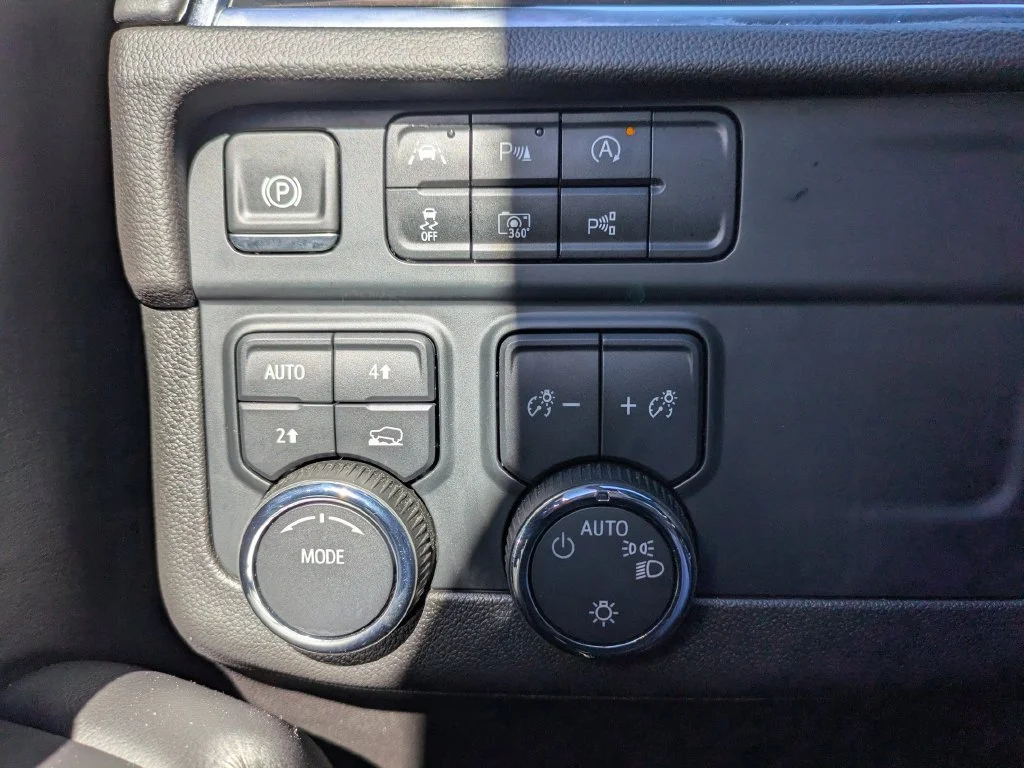 Used 2025 White Chevrolet LT image 28
